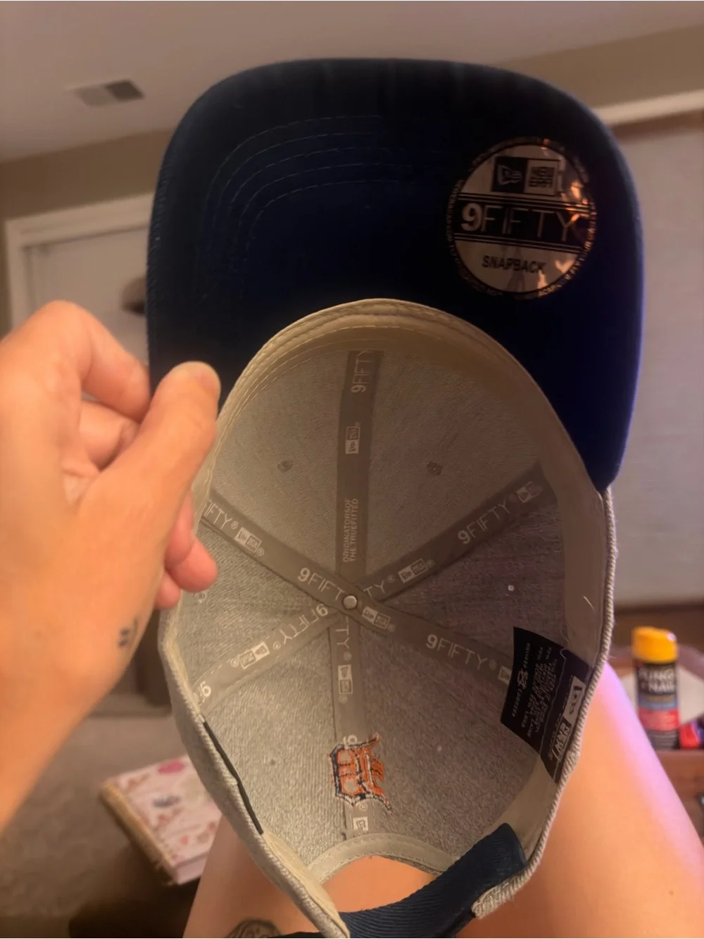 Classic Two-Tone Gray and Blue Baseball Cap with Embroidered D Logo detro